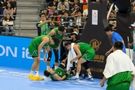 望无大碍！赵继伟遭遇大腿拉伤 被搀扶回更衣室