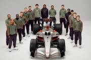 拜仁全队和赞助商奥迪的R26概念车合影，后者将在2026赛季参加F1