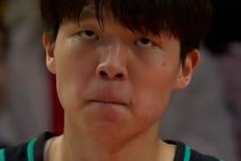 差一点！杨瀚森弧顶空位三分投短砸到篮筐前沿！