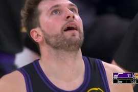 全场高呼MVP！东契奇三分轰进再来神奇2+1！三节37分！