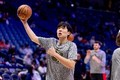 2分2板1助！媒体人谈杨瀚森：清楚自己要提高什么 给球队什么
