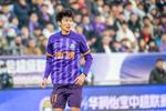 记者：赛后问谢维军怎么中途下场，他指着肋骨说了句“裂了”