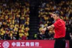 中国男篮在外线失准 只能依靠内线的强攻去得分 也没有限制李贤重