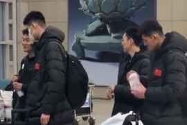 众人神情轻松！中国男篮已经抵达韩国 队长赵睿随队出征