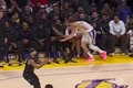 东契奇后撤步三分命中 回头和鹈鹕替补席的老队友小乔丹击掌庆祝