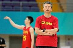 媒体人：赛后两小时 中国男篮更衣室开会结束 队伍从场馆返回酒店