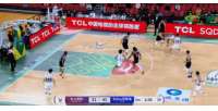 身手全能！摩尔半场11中5拿到14分4板5助 三分5中3