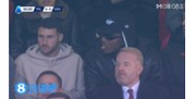 因伤缺阵！莱奥戴着墨镜+黑色帽子坐在看台上