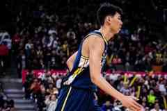 直播吧：徐昕赛后前往医院拍片 初步诊断为对抗时的硬伤