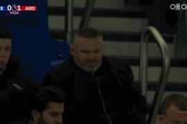 名宿观战！鲁尼携儿子凯出现在埃弗顿vs阿森纳现场的看台上