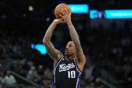 还得我支撑！德罗赞半场7中5拿队内最高15分 另有2板5助2断