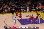意外之喜！范德比尔特底角三分&飞身补篮个人连拿5分