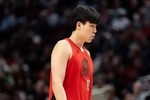 美媒体人:杨瀚森上场不多但大家都喜欢他 有点像当年的白曼巴