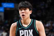 媒体人：杨瀚森的3分球至今投得并不好 球队目前没机会给他去低位