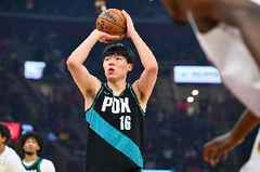解说：杨瀚森基本在轮换里了 很多新秀没这待遇 最好三分能到25%