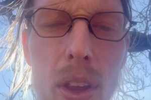 辛格勒：我的钱都被骗走了 我现在孤身一人无家可归 却仍在被利用