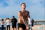 还是那么帅！36岁罗伊斯晒照，在沙滩光膀子肌肉线条明显