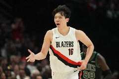 横扫千军！杨瀚森顶翻防守篮下接球 转身暴起单臂炸扣