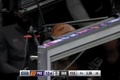 比投进都难！阿伦底角三分直接弹到计时器上 马威拽筐拿下