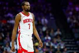 苏群:火箭在进攻上还是略胜一筹 NBA似乎有意让裁判们放宽了尺度