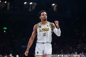 下半场35分无济于事！小巴里·布朗29中13空砍38分2板1助 5失误