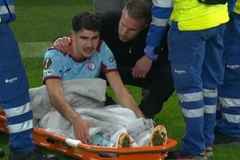 ?范佩西儿子在对阵贝蒂斯时遭遇膝盖重伤，父亲拦下担架安慰