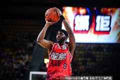 挺厉害的！霍勒迪18中10得25分6板3助1断 三分8中5&次节单节13分