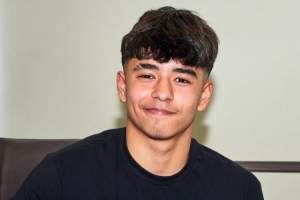 记者：17岁卡多佐签下新合同+入选拜仁名单，孔帕尼对他很满意