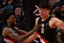 ?韦斯利晃倒对手 吸引防守给杨瀚森 小杨双手暴扣2+1！