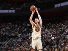 科尔:波津是强力进攻武器&我们很依赖他 看他打球真的很享受