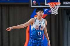 毫无手感！齐麟半场5中0未得分 仅拿到1篮板2助攻