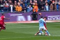 瓜帅看台上表示不满！谢尔基禁区内倒地，曼城球员索要点球未果