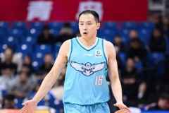 记者谈有球迷批王奕博不配顶薪：在CBA各队想挖人就得出高昂代价