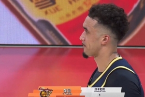 赔了夫人又折兵！麦考尔被吹防守犯规 奎因抱怨判罚又吃到1T