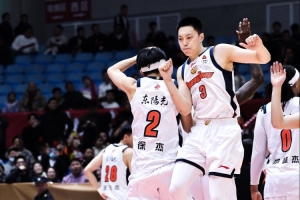媒体人:广东高强度防守致广州无法适应 季后赛拼的就是谁防守凶