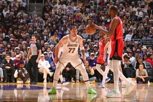 杨毅:湖人有东契奇每年都是窗口期 可以试着用里夫斯去换杜兰特