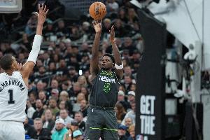芬奇:G2华子本可以多打一会但没必要 他正逐步达到回归先发标准