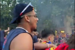 尴尬了!巴萨游行误播嘲讽尤文歌曲,官方没察觉还在社媒晒出视频