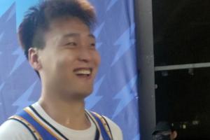 球迷在球员通道大喊：赵睿滚蛋！赵睿再露微笑回应