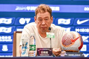 斯卢茨基:本赛季我们确实遇到前所未有的困境,眼下球队人员紧缺