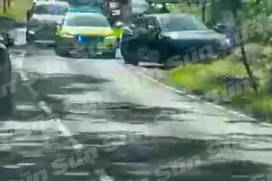 涉毒驾!目击者:斯特林逆向高速行驶,突然猛打方向撞上路肩腾空