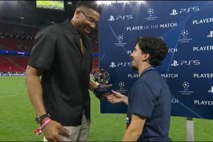 跨界联动?⚽️字母哥为维蒂尼亚颁发欧冠决赛最佳球员奖杯
