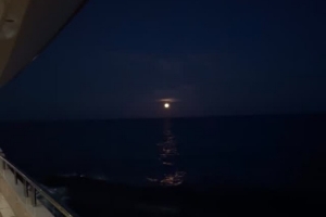海上生明月！詹姆斯晒在游艇上观赏夜景：橘色圆月?