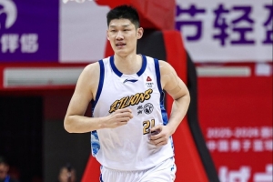 记者:上海3-0领先有些放松也正常 但大秋带伤打出这表现值得尊重