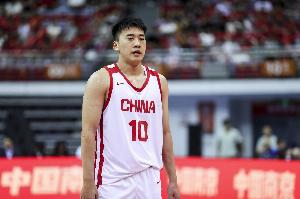 媒体人:男篮下半场展示了不俗的冲抢板和单打能力 前场板赢了8个