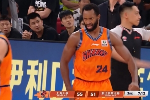 老将很强硬！弗格篮下抢板直接对抗打成2+1 振臂庆祝