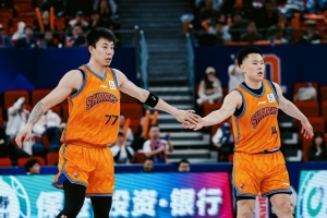 记者:上海打出了一个极具统治力的赛季 家门口强势捧杯&气质蜕变
