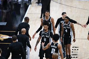媒体人:若卡斯尔一直打不好挡拆 马刺就赢不了尼克斯