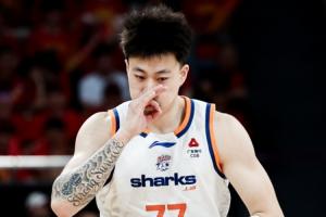 双冠~媒体人:上海男篮去年引进张镇麟 光转会费投入就超过5000万