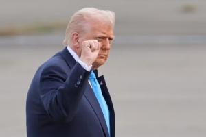 记者：特朗普明天将不会坐在场边 将在多兰的包厢里观看总决赛G3